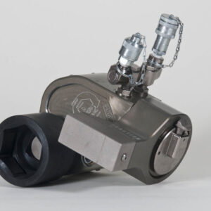 SU Torque Wrench with Socket used to bolt and unbolt nuts securing flanged joints.