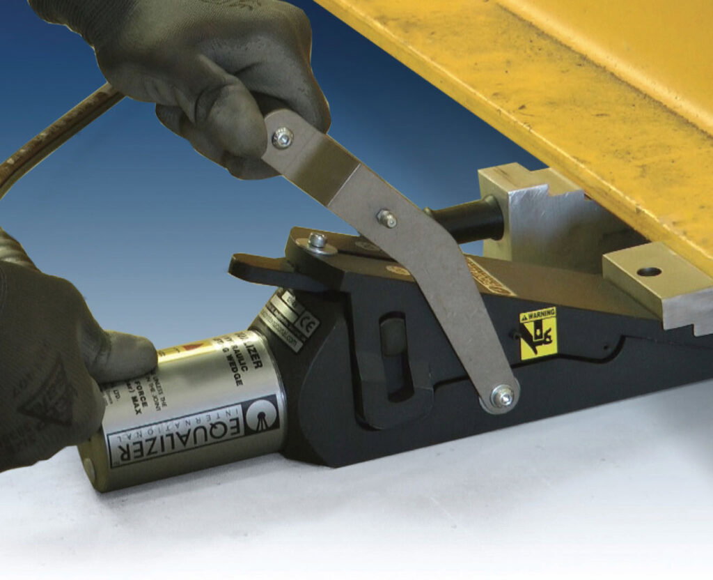VLW18TE lifting a heavy platform with safety block.