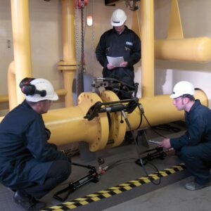 SG13TE Hydraulic High Pressure Zero Gap Flange Spreader with operators spreading a joint